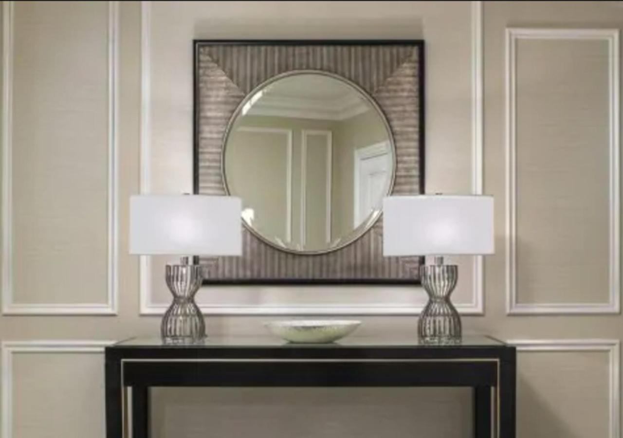 The Venetian Resort Las Vegas Zewnętrze zdjęcie A console table with two table lamps